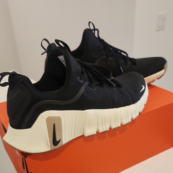 Nike Free Metcom 6 Black and Cream Athletic Shoes - Picture 2 of 8
